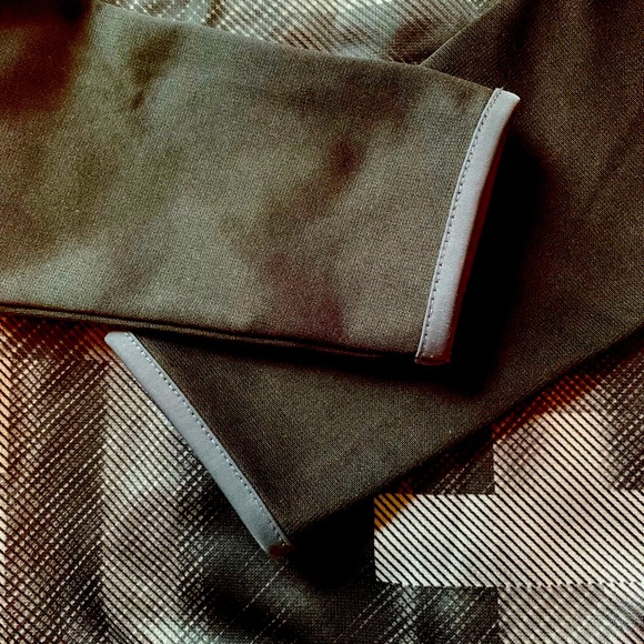 Under Armour jacket, full zipper, hood, 2 pockets - Picture 5 of 5